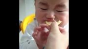 لیمو خوردن بامزه ی نوزاد