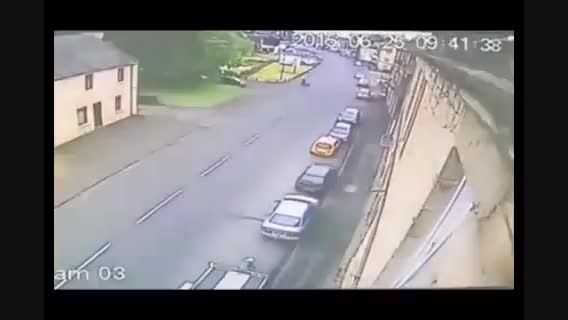 حادثه هنگام پارک کردن خودرو + فیلم