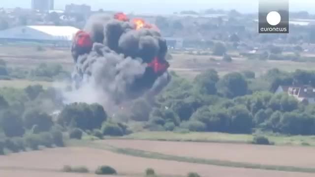 لحظه سقوط هواپیمای جنگنده در انگلستان