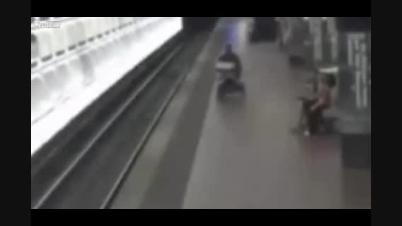 ریسک مردی فداکاربرای نجات ویلچرسواردر ریل مترو!!!!