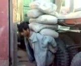 افغانی 6تا کیسه سیمان رو با هم بر میداره