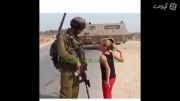 شهامت دختر بچه فلسطینی مقابل سرباز مسلح اسراییلی