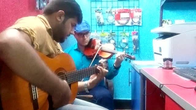 محمد مهربان و علی محکی زاده به ترتیب گیتار و ویالن