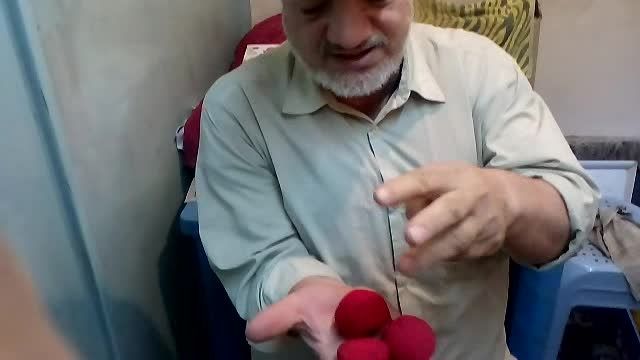 شعبده بازی که سه عدد توپ رادر یک لحظه به یک مکعب تبدیل