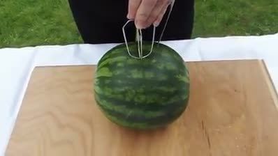 روشی جالب برای گرفتن آب هندوانه......