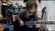 نوازندگی گیتار الکتریک دختر 8 ساله