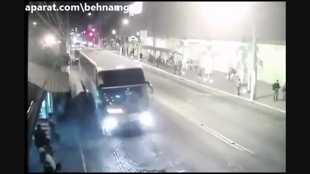 خودکشی مرد دیوانه زیر اتوبوس !!!!:(