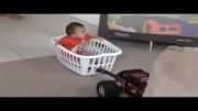 حمل یک کودک با ماشین کنترلی