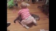 بچه گربه و بچه انسان :)