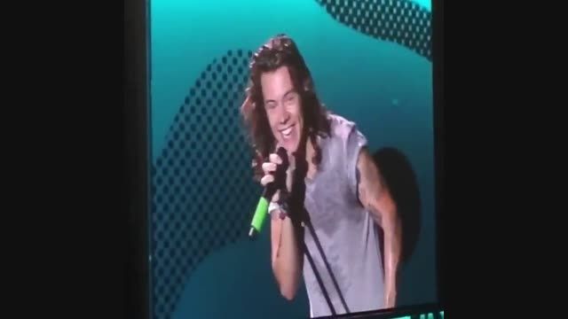 حرف زدن هری در کنسرت