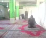 ترساندن مرد در حال نماز