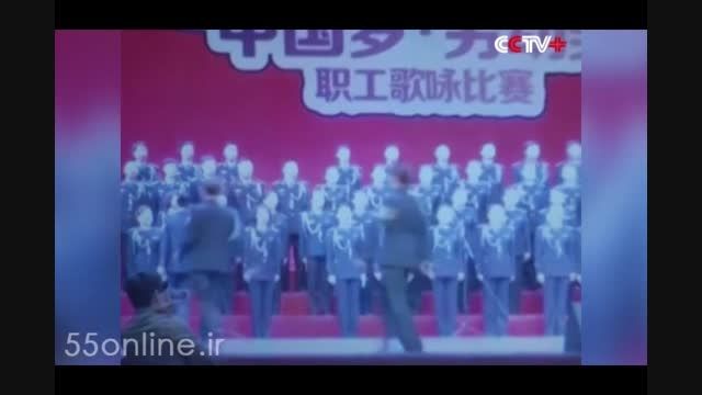 لحظه فرو ریختن صحنه نمایش و سقوط 80 پلیس در چین