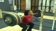 دختر ورزشکار بلند کردن وزنه سنگین