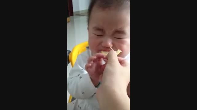 بچه لیمو ترش می خورد