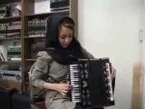 نوازنده (قارمون) دختر آذربایجانی.  رینگ آذری