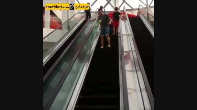 مهارت فالكائو (فوتسالیست) روی پله برقی
