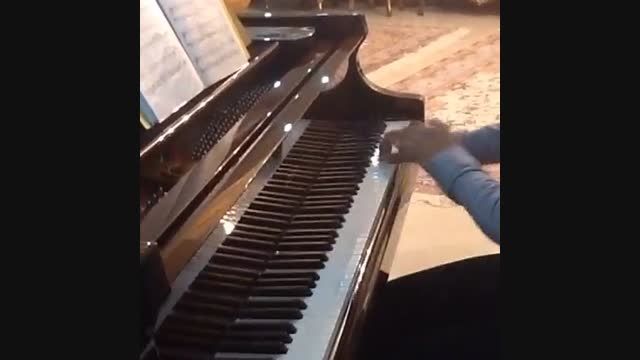 پیانو نوازی