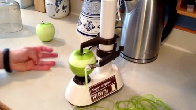 دستگاهی برای پوست کندن سیب
