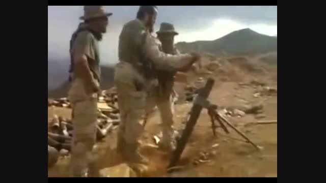العریفی مفتی وهابی درحال شلیک خمپاره به مظلومان یمن