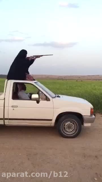 قلط خوردن زن عرب تیر انداز از روی ماشین اگه میتونی نخند