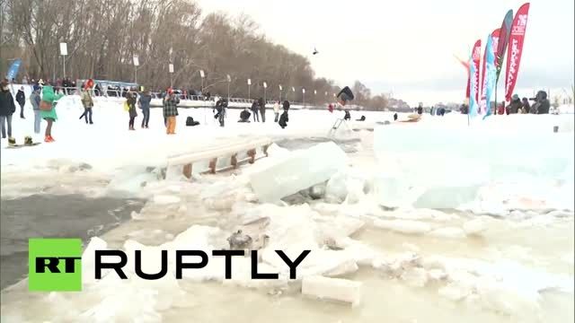 تفریحات در رودخانه یخ زده
