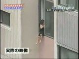 افتادنِ کودک از پنجره آپارتمان به پایین