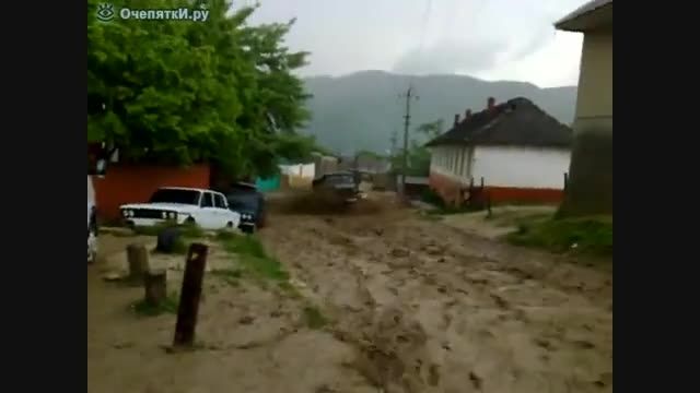 حرکت کامیون اورال روسیه در سیلاب