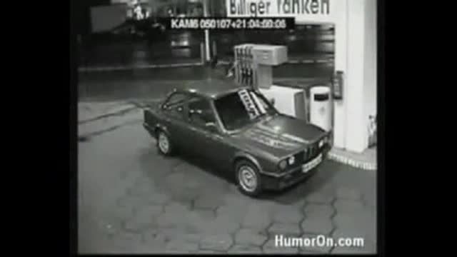 دعوای یک زن با شلنگ پمپ بنزین