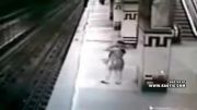 خوکشی وحشتناک زن افسرده در مترو !!