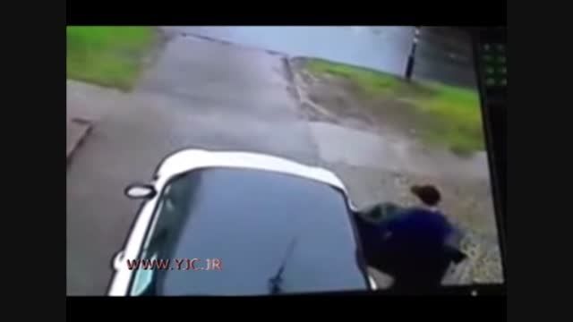 سرقت خودرو پس از زیر گرفتن راننده!!!!