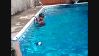 شنا کردن پسر 7 ساله