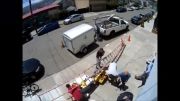 حادثه و افتادن نردبان اهنی بر روی کارگر بدبخت