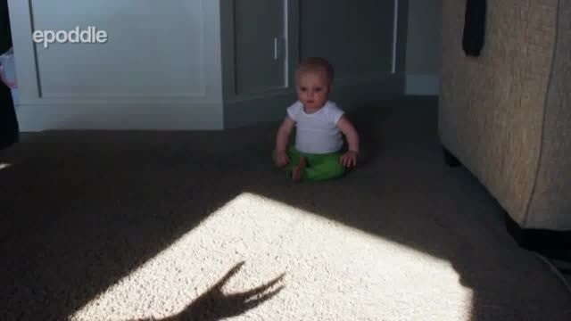 ترس کودک از سایه دست مادرش