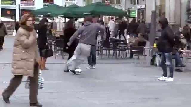 فوتبال بازی کردن کریستیانو رونالدو با مردم در لباس مبدل
