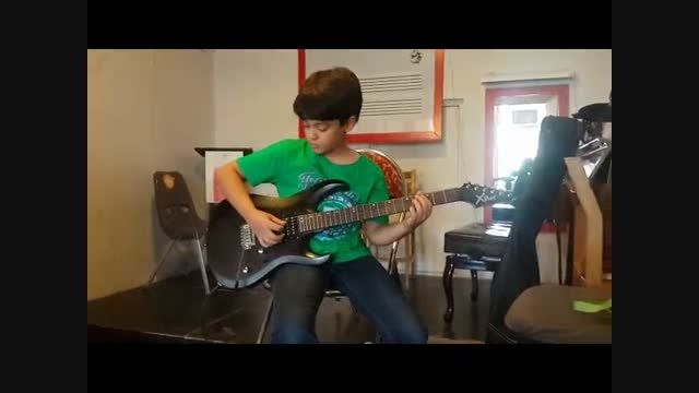 نواختن گیتار الکتریک توسط کودک 10 ساله-1 (نیما کاویانی)