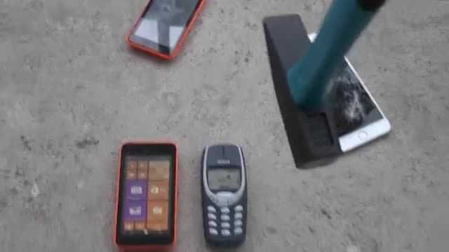Nokia 3310 vs. Nokia Lumia 530 - Hammer dropTest