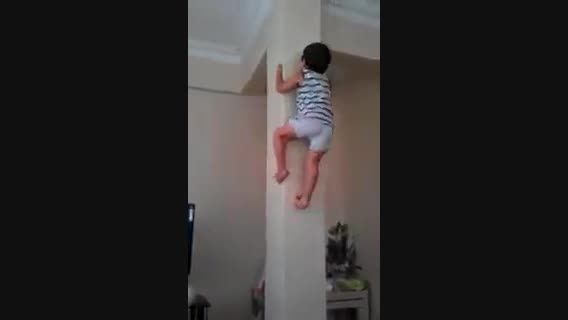 بچه ازدیوار راست بالا میره