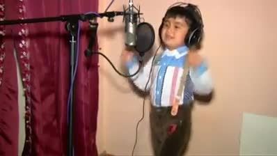 خوانندگی پسر بچه واقعا قشنگ میخونه .