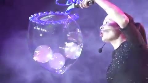 هنرنمایی آنا یانگ با حباب