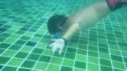 شنا کردن  پسر در زیر آب