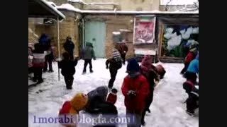 برف بازی بچه ها در حیاط