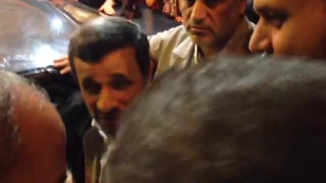 بدرقه دکتر احمدی نژاد توسط نمازگزاران مسجد امام صادق(ع)