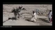 رقص سرباز امریکایی با بچه افغانی!!!