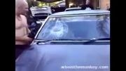 مردی که با سر خود شیشه ماشین را میشکوند