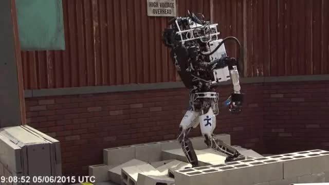سقوط بیشتر ربات&shy;ها در مسابقات رباتیک دارپا +ویدئو