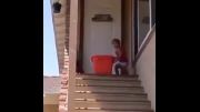 انداختن بچه از بالای پله