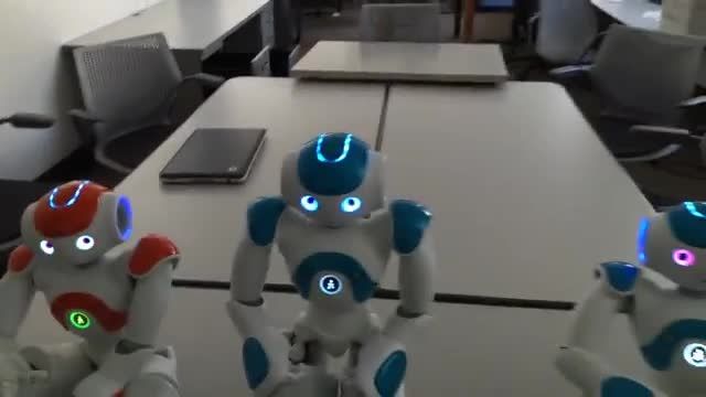 ربات جذابی که مودبانه خود آگاهی را به نمایش می کشد