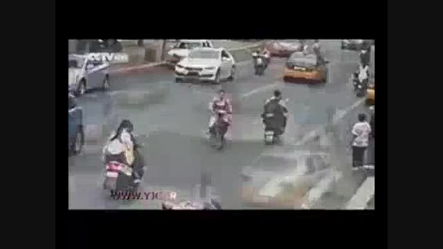 زن بدشانسی که وسط خیابان دراز کشید