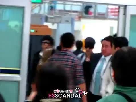 یونگ و هیون تو فرودگاه