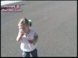 این دختر بچه از سایه ی خودش می ترسه!!!